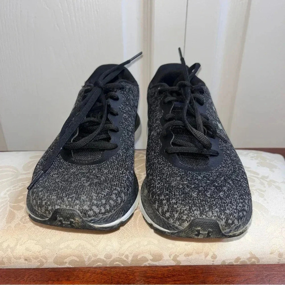 Under armour/black running shoes sz 8 - Picture 2 of 4